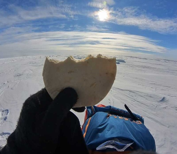 Antarktika’ya uzanan zorlu yolculuğunda yolu yarılamak üzere