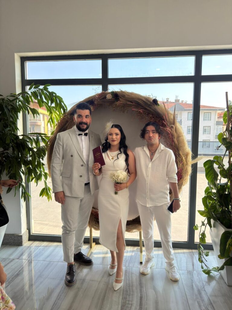 Sanat dünyasının tanınan isimlerinden şair metin özdemir’in kız kardeşi şerife özdemir, eray ayvacı ile dünyaevine girdi.